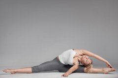 身体僵硬怎么变柔软 10个瑜伽动作跟僵硬的身体说拜拜