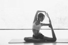 怎么瘦肚子和腰上赘肉 这几个瑜伽动作助你甩掉腰部赘肉