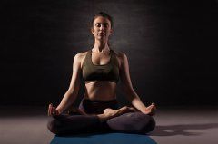 这个瑜伽体式动作练就女人最性感的部位