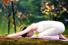 矫正驼背的瑜伽体式,练出最美的姿态