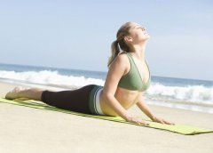 瘦肩瑜伽动作塑造圆浑韵厚的美人肩